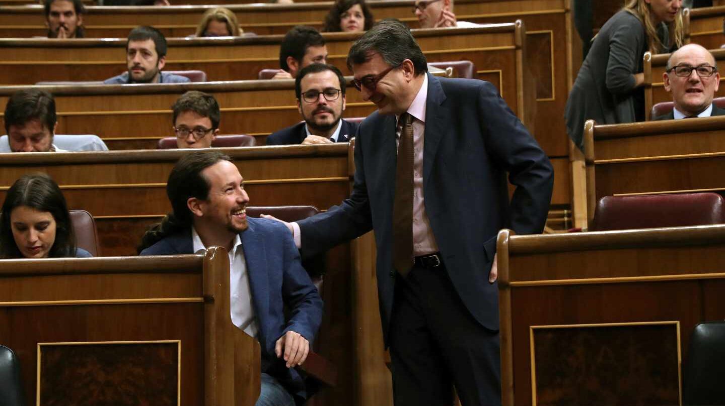 El portavoz del PNV, Aitor Esteban (d), saluda al líder de Unidos Podemos, Pablo Iglesias