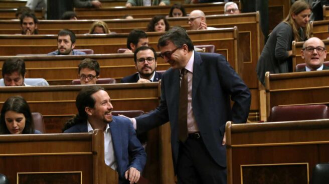 El portavoz del PNV, Aitor Esteban (d), saluda al líder de Unidos Podemos, Pablo Iglesias