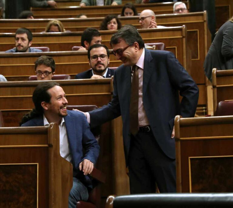 Podemos, PNV y PSE, el 'romance' a tres de dos presidente en apuros