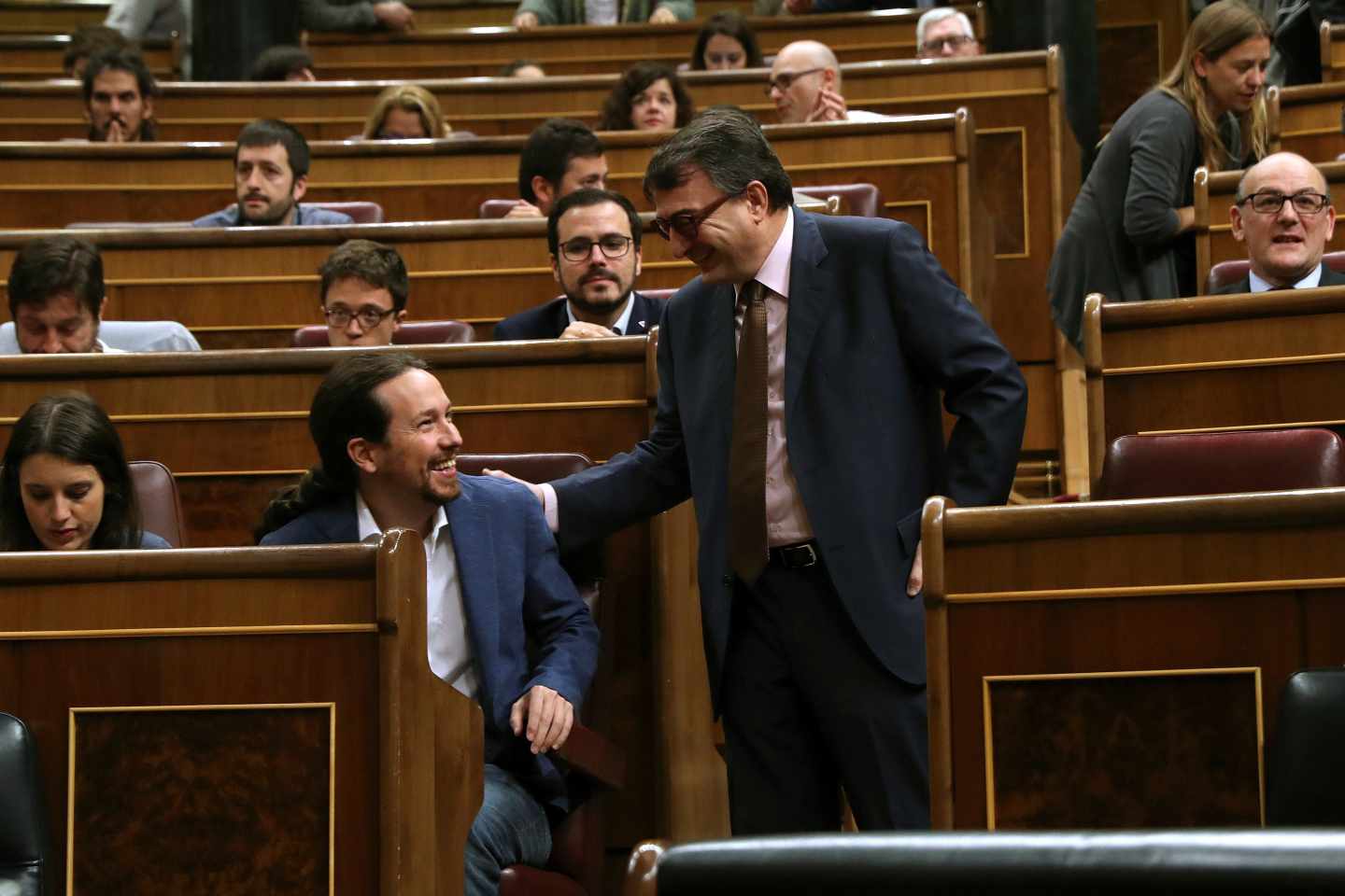 El portavoz del PNV, Aitor Esteban (d), saluda al líder de Unidos Podemos, Pablo Iglesias