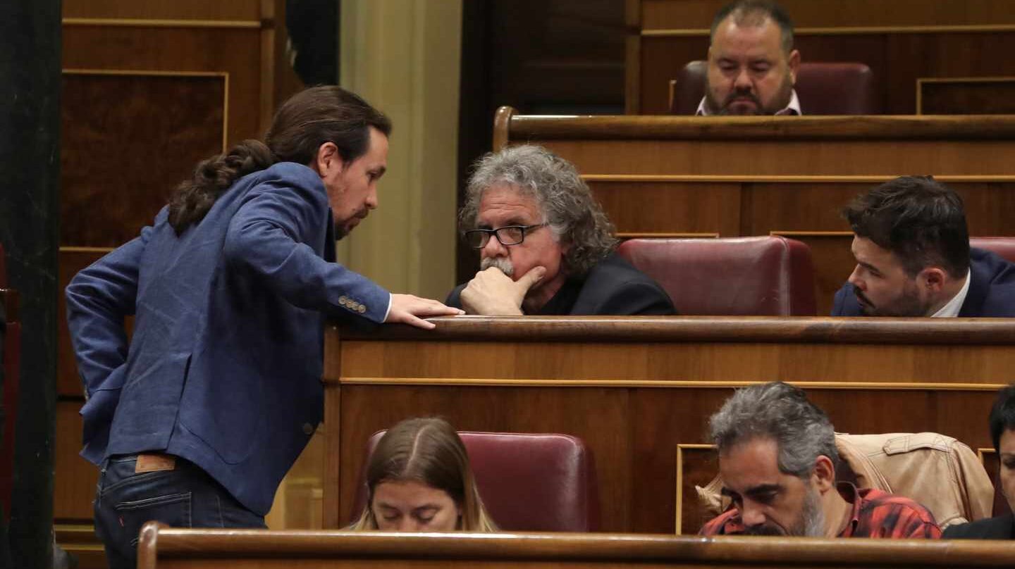 El líder de Podemos, Pablo Iglesias, habla con el portavoz de ERC en el Congreso, Joan Tardá.