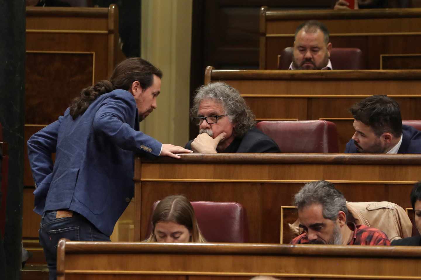 El líder de Podemos, Pablo Iglesias, habla con el portavoz de ERC en el Congreso, Joan Tardá.