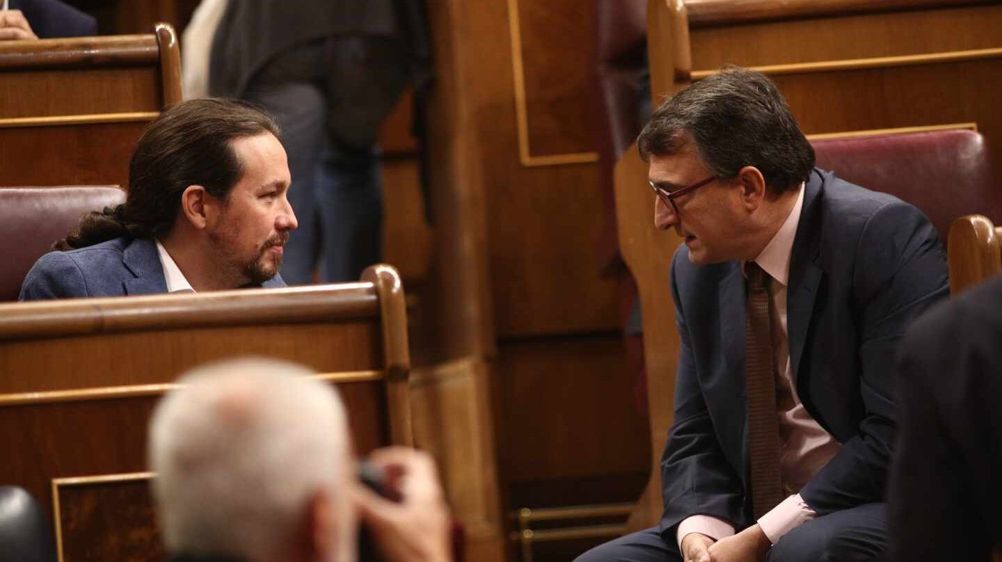 El líder de Unidos Podemos, Pablo Iglesias, junto a Aitor Esteban (PNV).