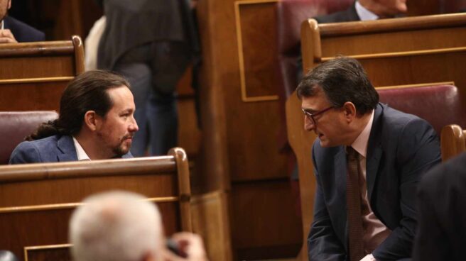 El líder de Unidos Podemos, Pablo Iglesias, junto a Aitor Esteban (PNV).