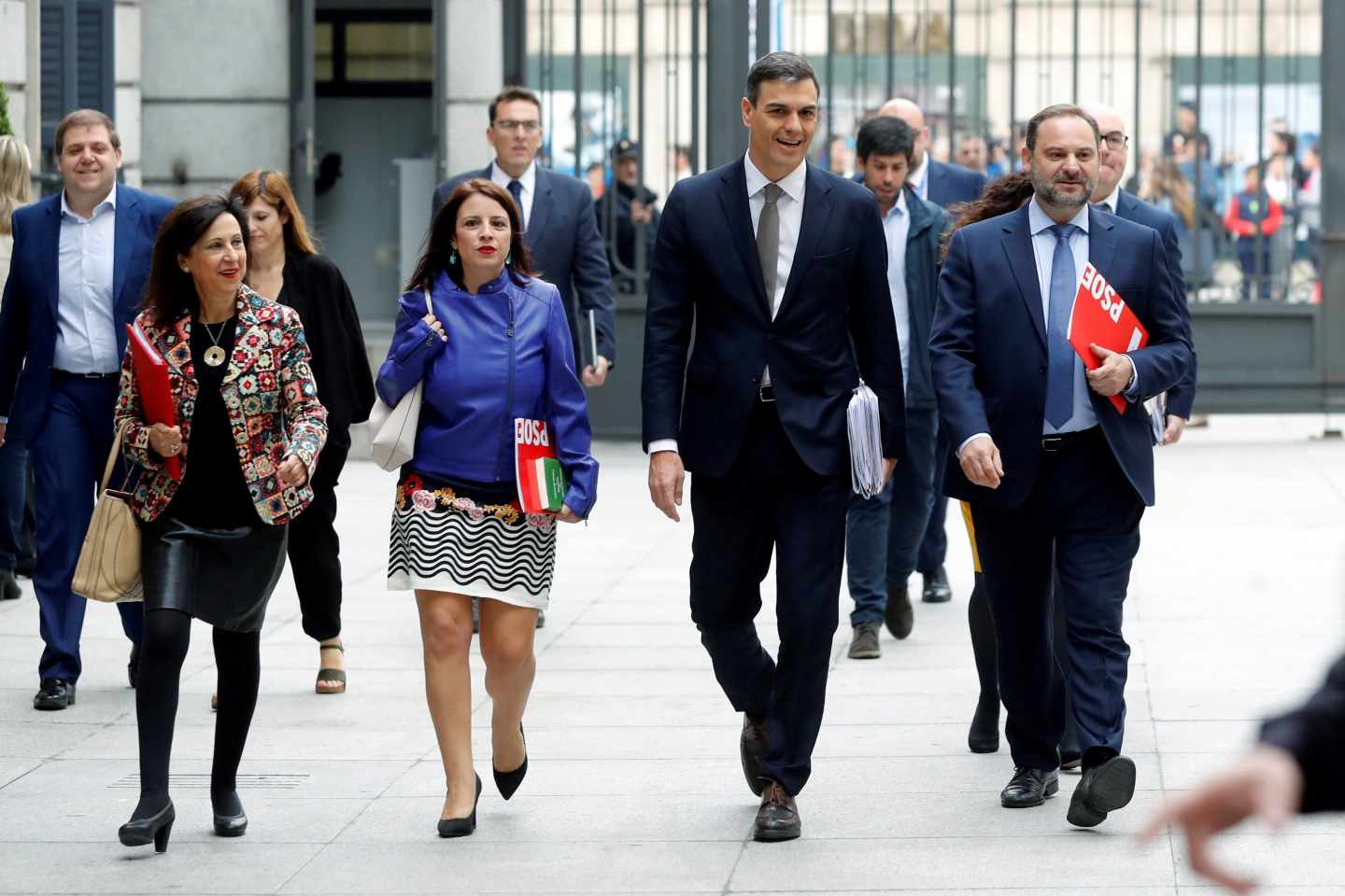 El secretario general del PSOE, Pedro Sánchez, a su llegada al Congreso junto a Adriana Lastra, Margarita Robles y José Luis Ábalos.