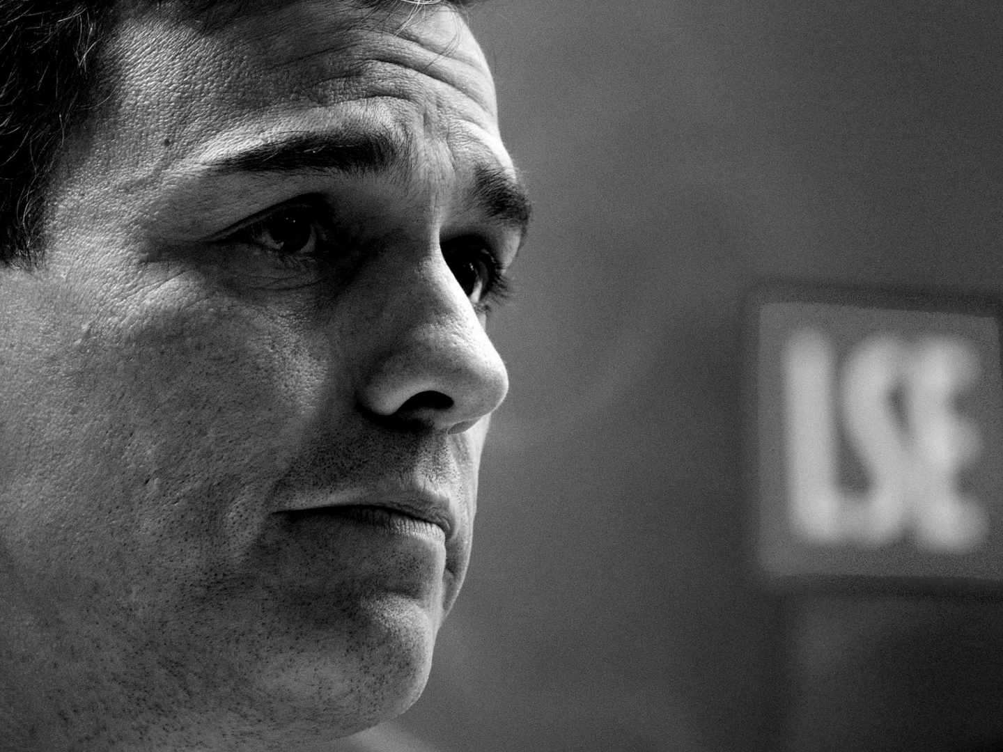 Pedro Sánchez: blindado por los militantes y rechazado por el 60% de sus votantes