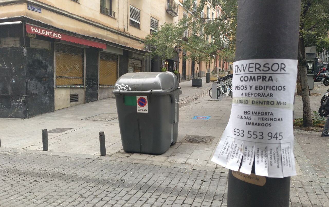 Avisos de inversores en busca de pisos en Malasaña: este tipo de anuncios están por todo el centro de la capital.