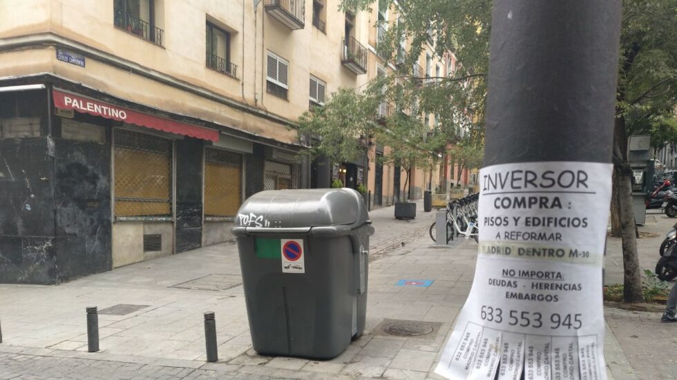 Avisos de inversores en busca de pisos en Malasaña: este tipo de anuncios están por todo el centro de la capital.