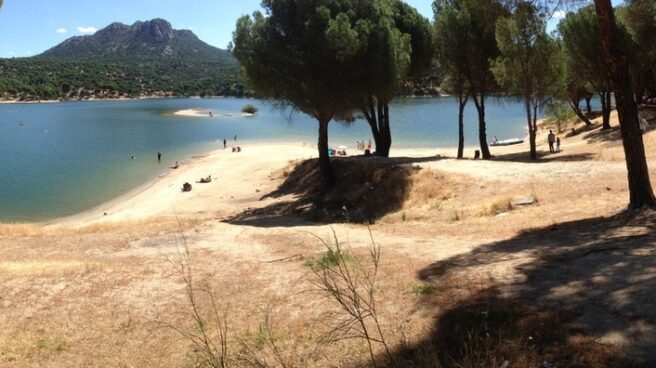 El pantano de San Juan de Madrid consigue una bandera azul y la Barceloneta la pierde