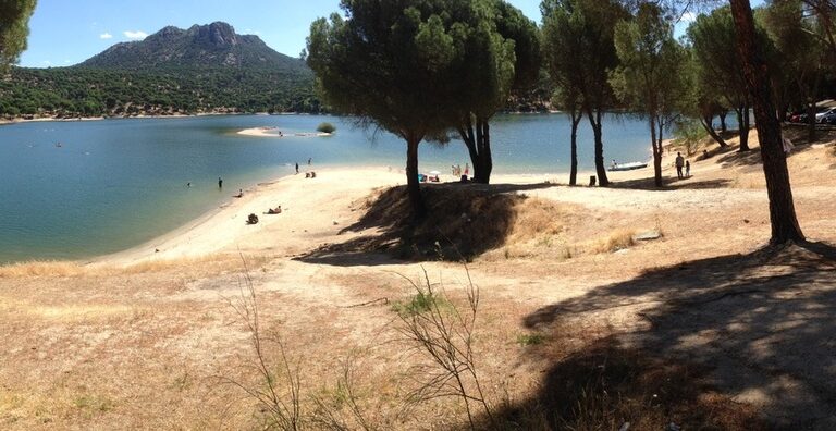 El pantano de San Juan de Madrid consigue una bandera azul y la Barceloneta la pierde