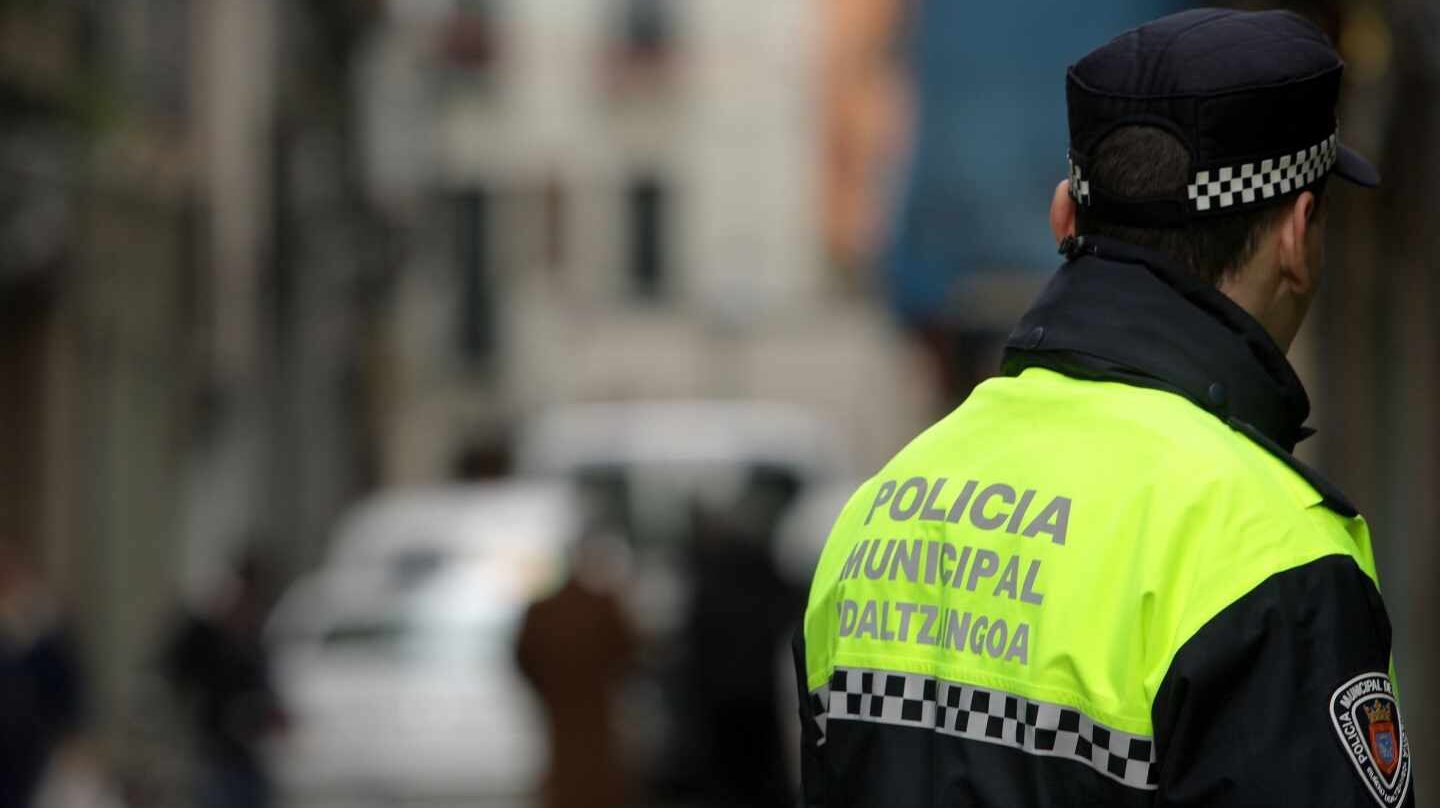 Un policía local de Madrid, de servicio.