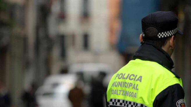Un policía local de Madrid, de servicio.
