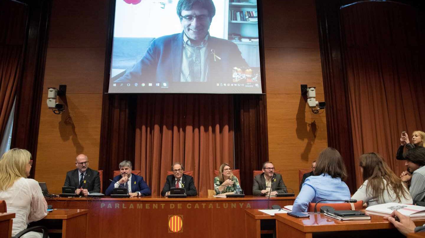 Carles Puigdemont, en una reunión presidida junto al presidente de la Generalitat, Quim Torra, de JxCat en el Parlament.