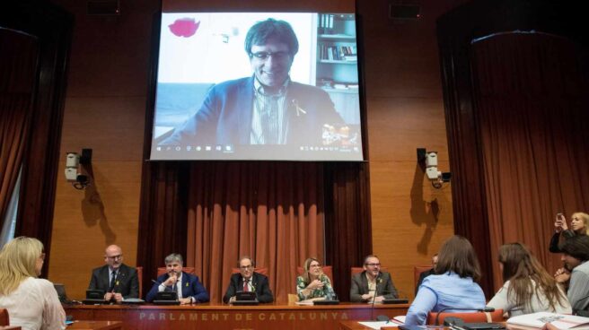 Carles Puigdemont, en una reunión presidida junto al presidente de la Generalitat, Quim Torra, de JxCat en el Parlament.