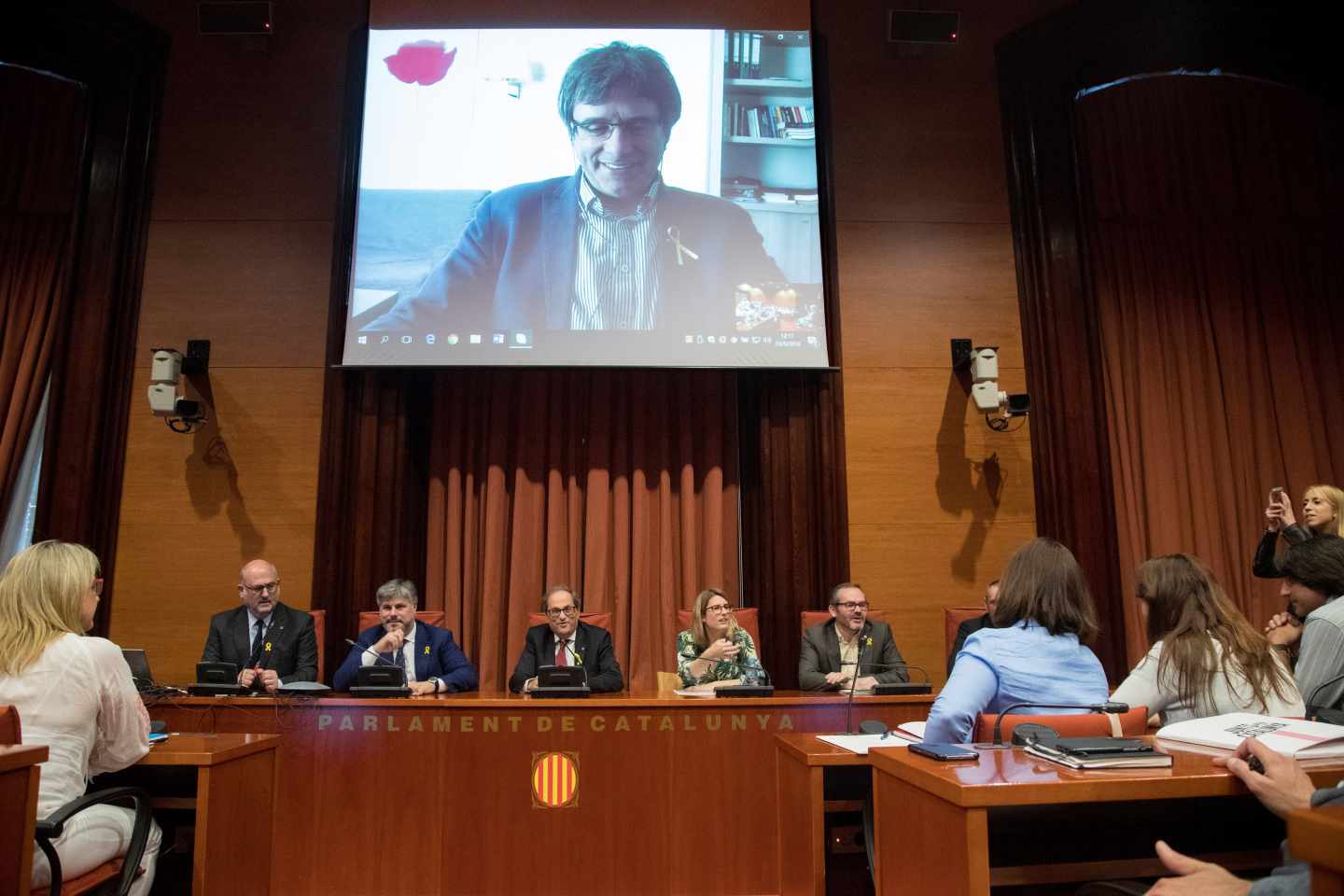 Carles Puigdemont, en una reunión presidida junto al presidente de la Generalitat, Quim Torra, de JxCat en el Parlament.