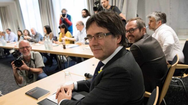 Puigdemont, Sànchez, Turull y Rull piden al Parlament cobrar las pagas por viajes