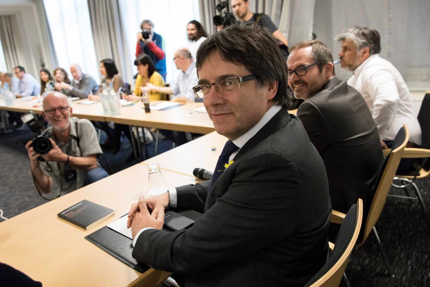 Puigdemont, Sànchez, Turull y Rull piden al Parlament cobrar las pagas por viajes