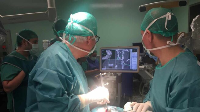 El 17% de pacientes espera medio año para operarse, el doble en Canarias y Castilla-La Mancha