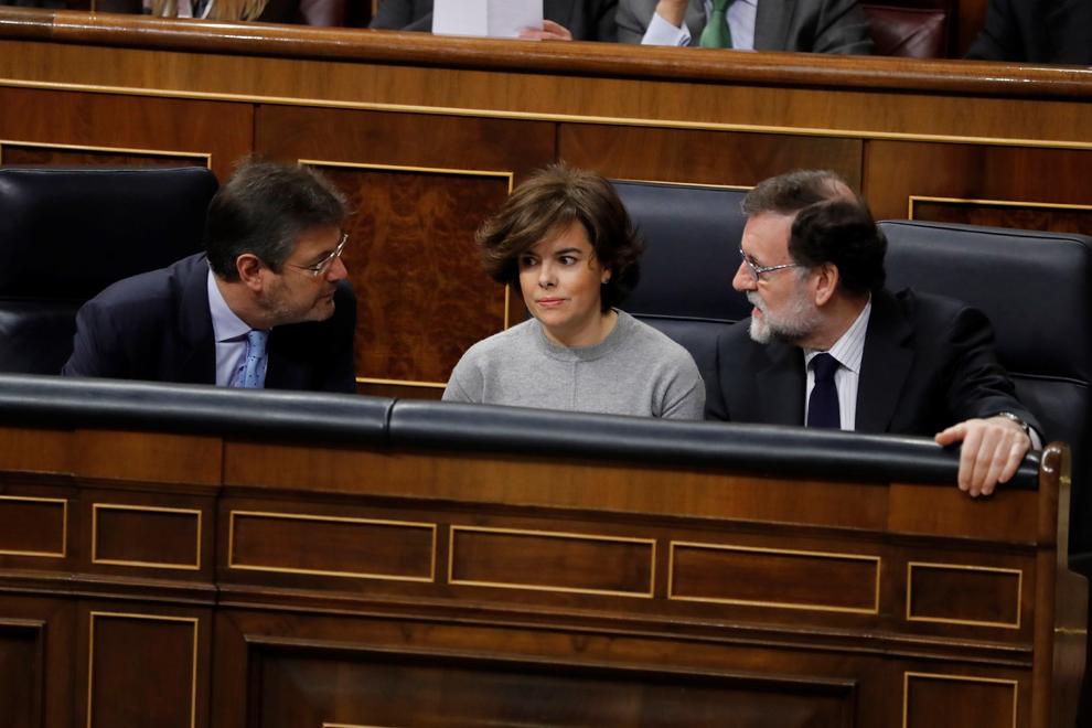 Rajoy junto a Sáenz de Santamaría y Catalá en una sesión del Congreso