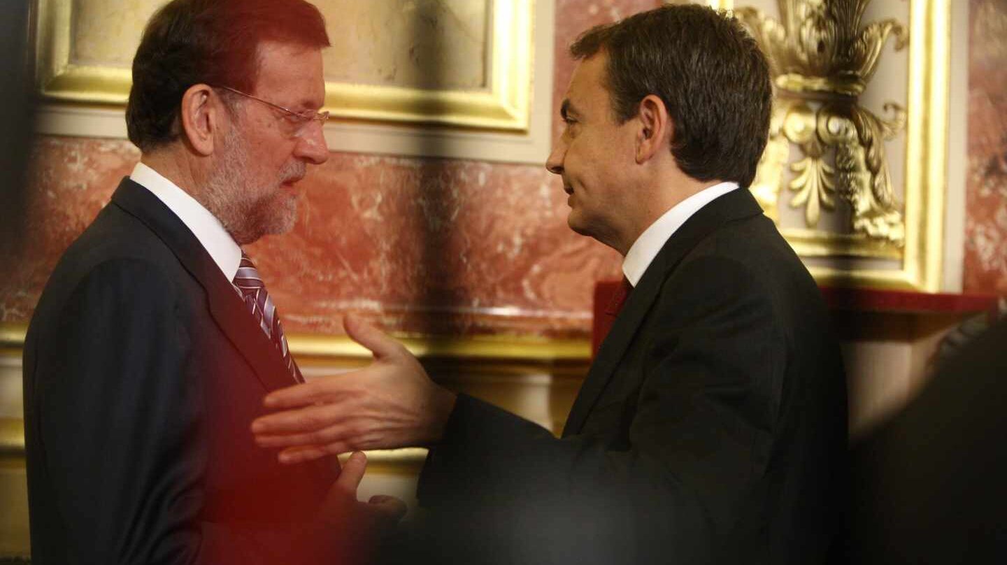 Mariano Rajoy y José Luis Rodríguez Zapatero charlan durante el aniversario de la Constitución de 2010.