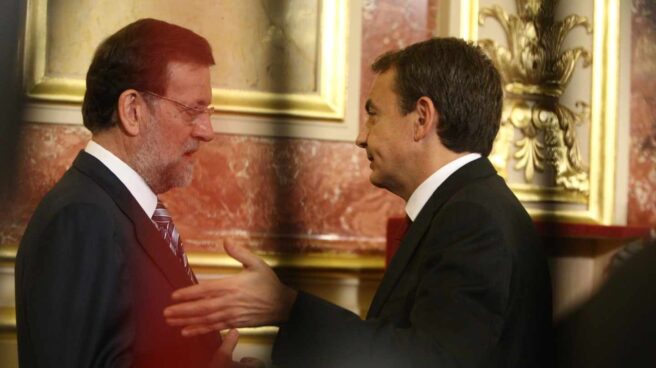 Mariano Rajoy y José Luis Rodríguez Zapatero charlan durante el aniversario de la Constitución de 2010.