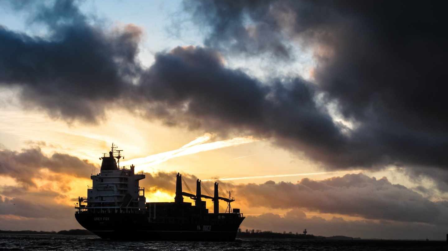 La subida del petróleo y la caída del euro hacen realidad el peor escenario del Gobierno.