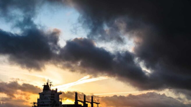 petrolero_petroleo La subida del petróleo y la caída del euro hacen realidad el peor escenario del Gobierno.