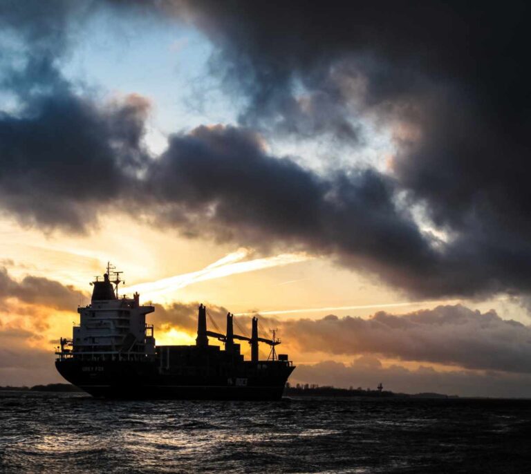 La escalada del petróleo y la caída del euro hacen realidad el peor escenario del Gobierno