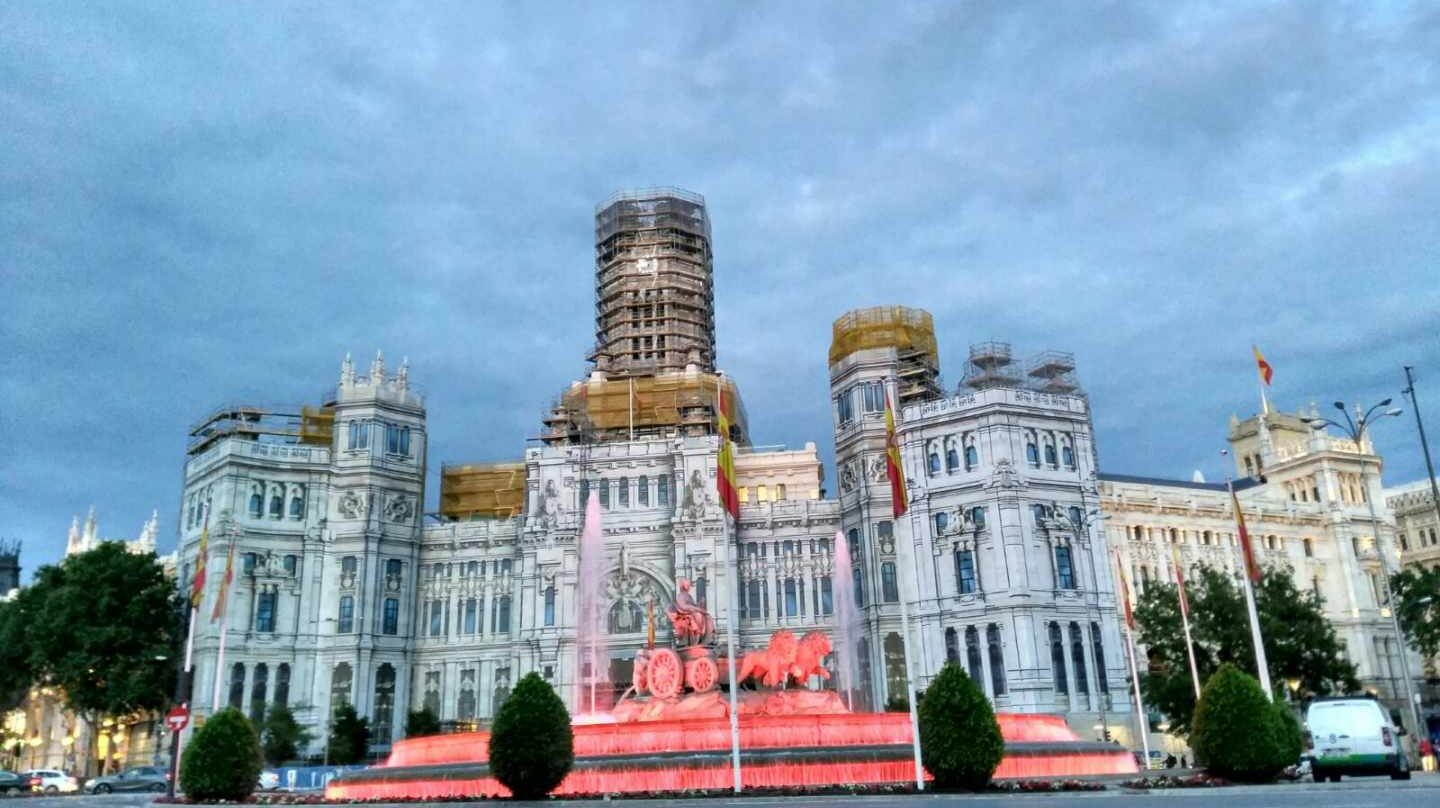 La Cibeles, iluminada de rojo para concienciar sobre el síndrome 22q.