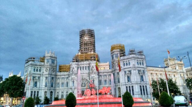 La Cibeles, iluminada de rojo para concienciar sobre el síndrome 22q.