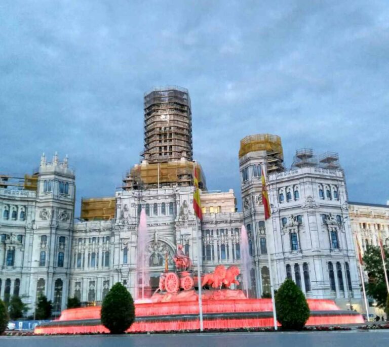Edificios y monumentos se iluminan de rojo para hacer visible el 'síndrome 22q'