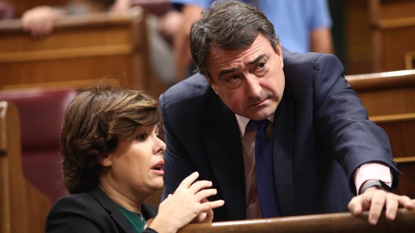 La vicepresidenta del Gobierno, Soraya Sáenz de Santamaría, junto al portavoz del PNV, Aitor Esteban.