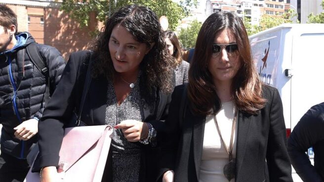 Clara Souto (derecha) abandona junto a su abogada este jueves los juzgados de Madrid tras prestar declaración.