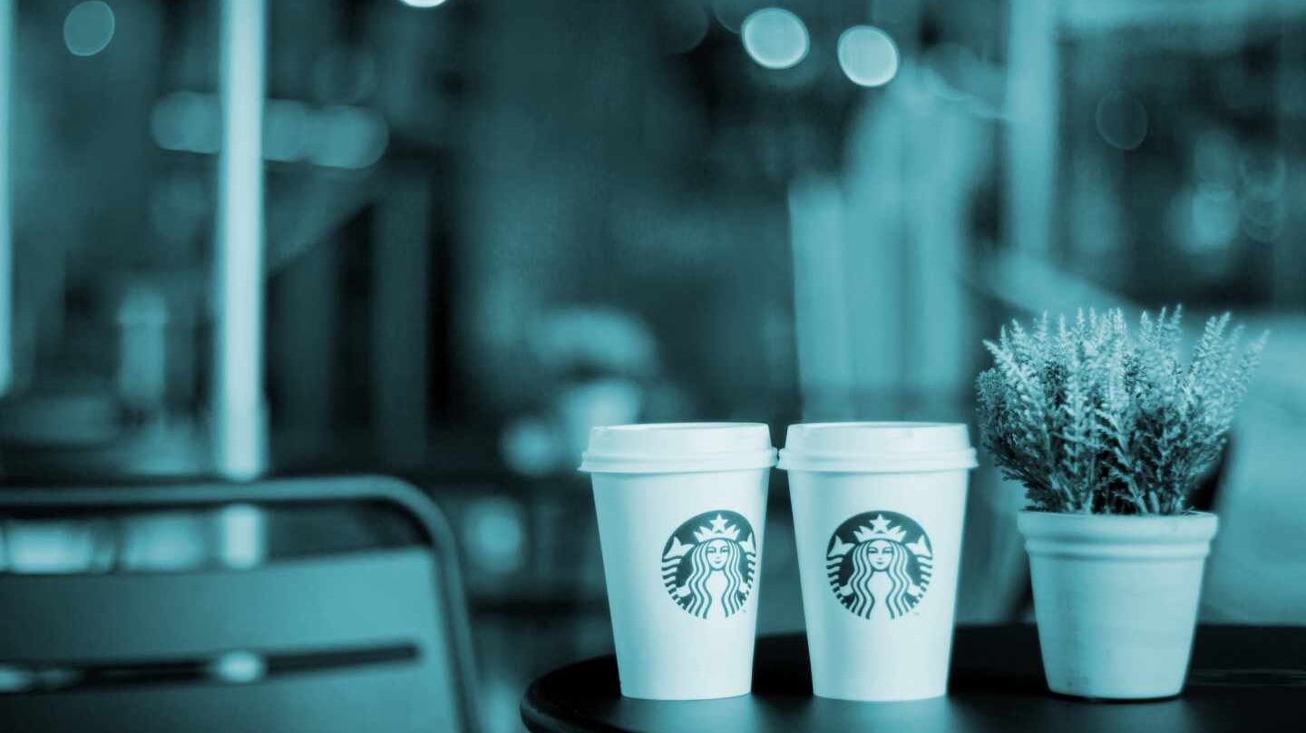 El caso de Starbucks es un claro ejemplo de cómo una acción errónea de un empleado, amplificada por las redes sociales, puede convertirse en una complicación mayúscula para cualquier organización global.