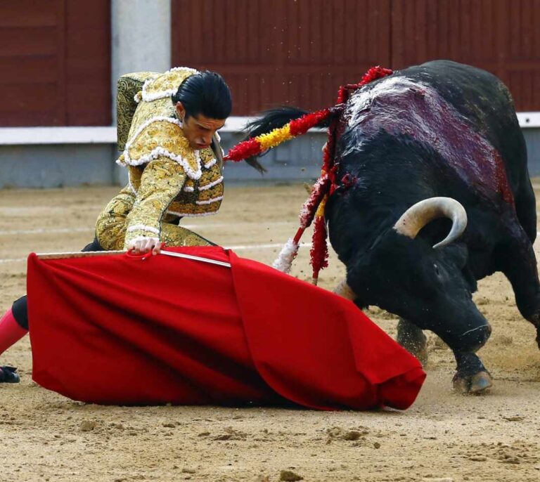 Talavante y López Simón abren la puerta grande de Las Ventas