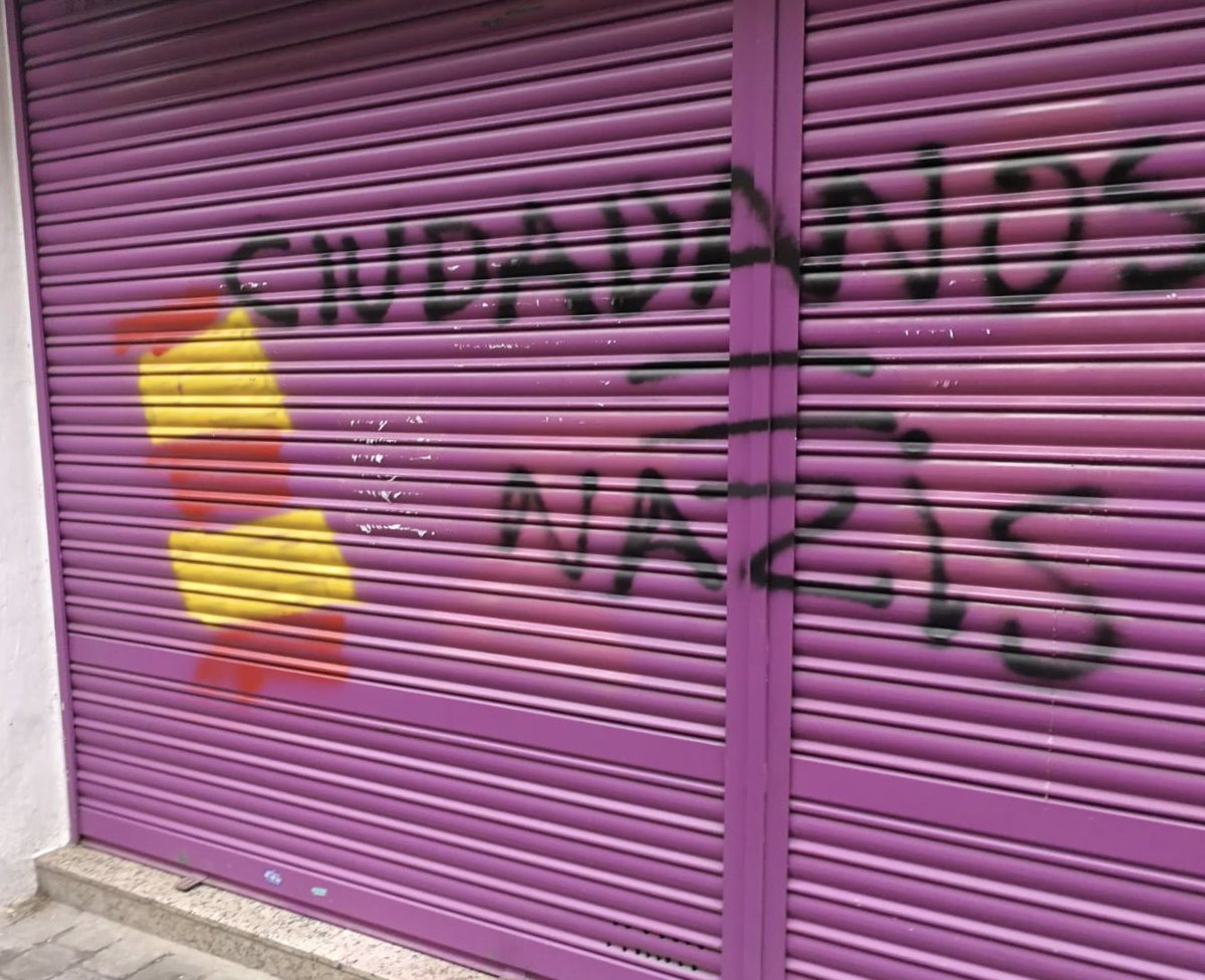 Así ha amanecido la tienda de la madre de Albert Rivera en Granollers.