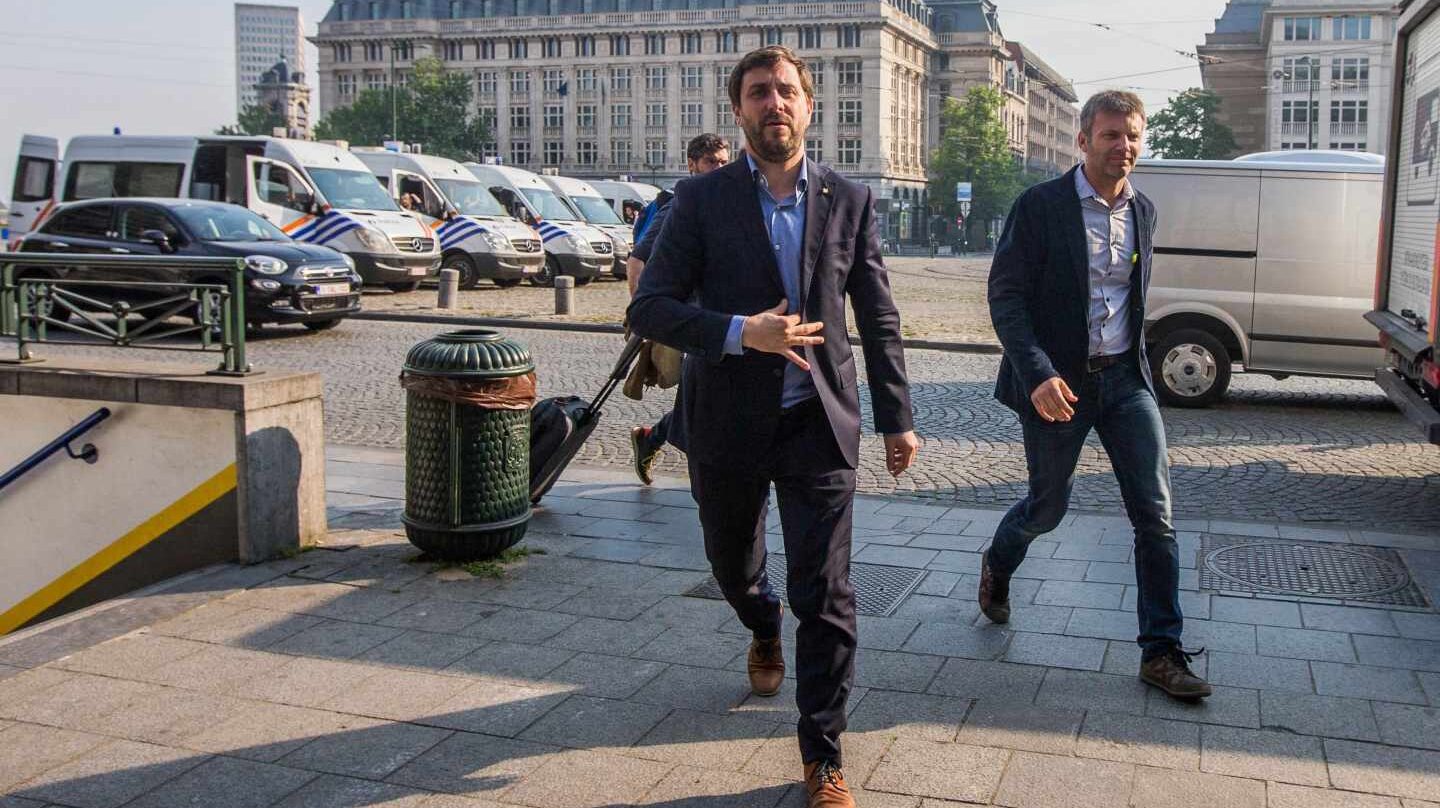 El ex consejero catalán huido Toni Comín llega al tribunal para comparecer ante el juez belga.