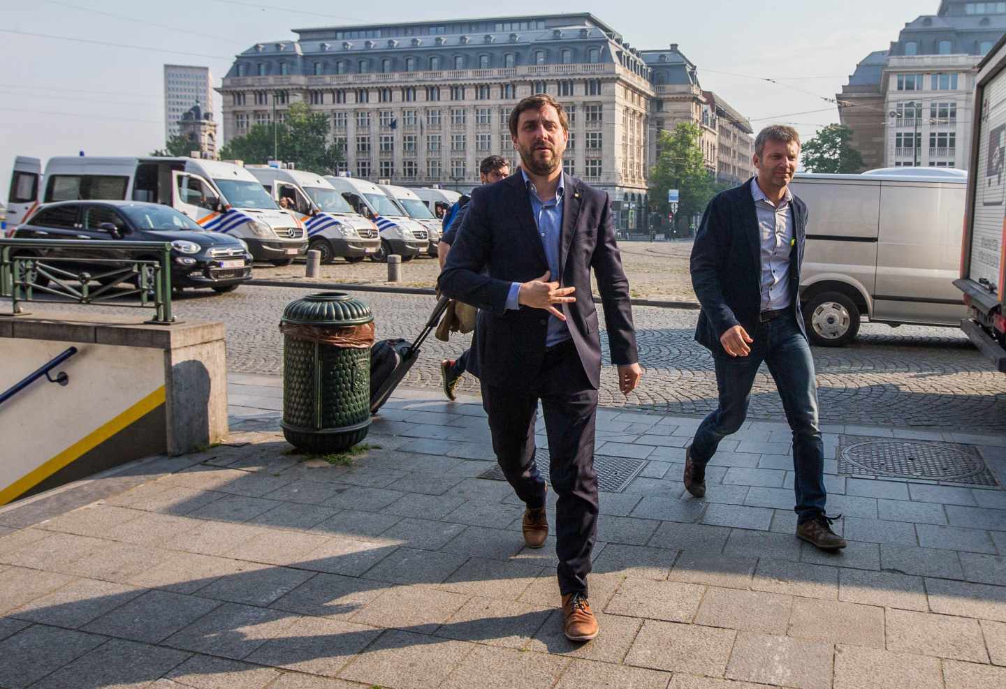 El ex consejero catalán huido Toni Comín llega al tribunal para comparecer ante el juez belga.