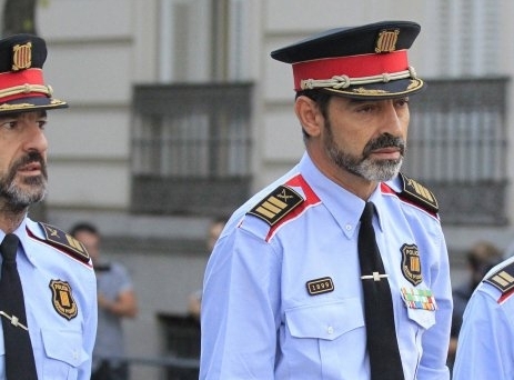 Trapero, saliendo de la Audiencia Nacional tras declarar la primera vez ante la juez Lamela junto al hoy mayor del Cuerpo.