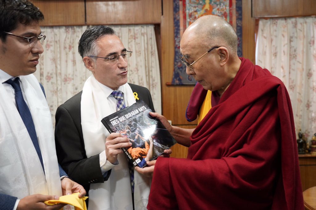 El eurodiputado Ramón Tremosa y su asesor Aleix Sarri, con el Dalai Lama.