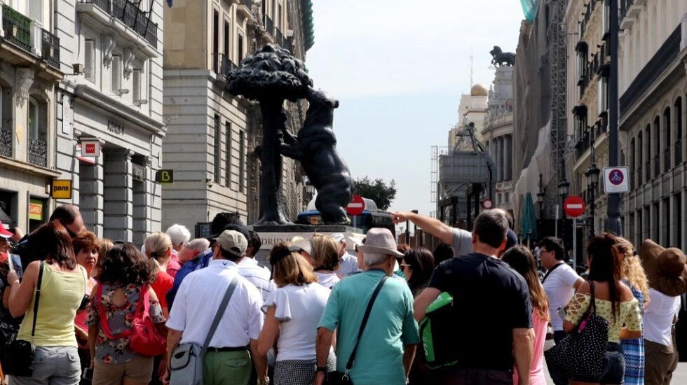 Turistas en la Puerta del Sol de Madrid.