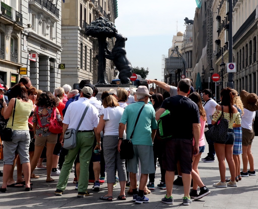 Turistas en la Puerta del Sol de Madrid.