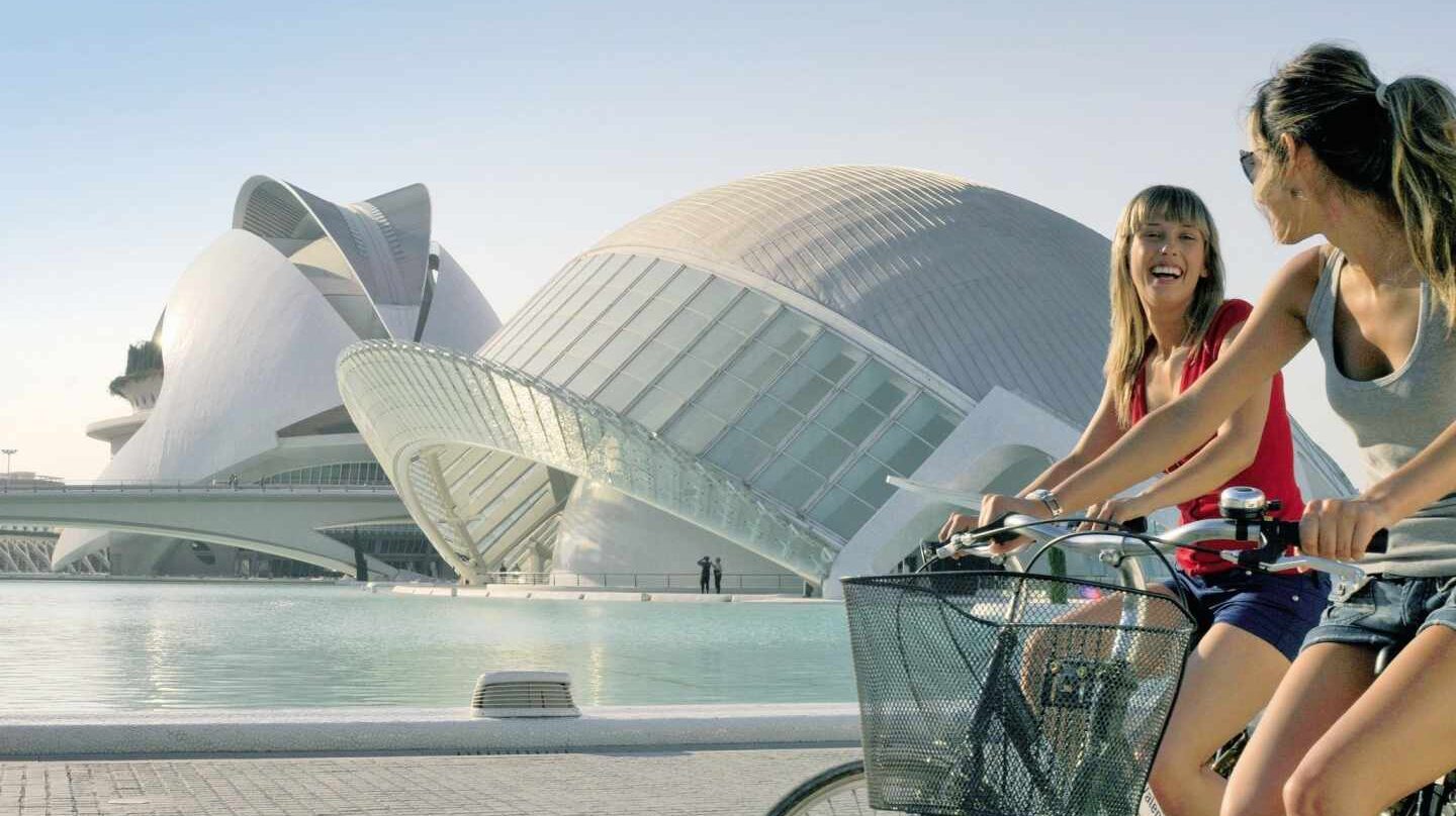 Turistas en la Ciudad de las Artes y las Ciencias de Valencia.