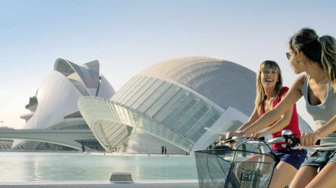 Turistas en la Ciudad de las Artes y las Ciencias de Valencia.