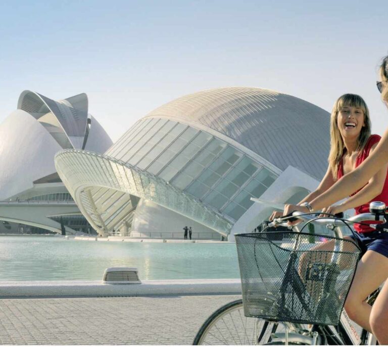 Valencia quiere prohibir los pisos turísticos que no estén en bajos o primeras plantas