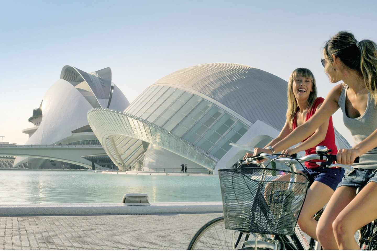 Turistas en la Ciudad de las Artes y las Ciencias de Valencia.