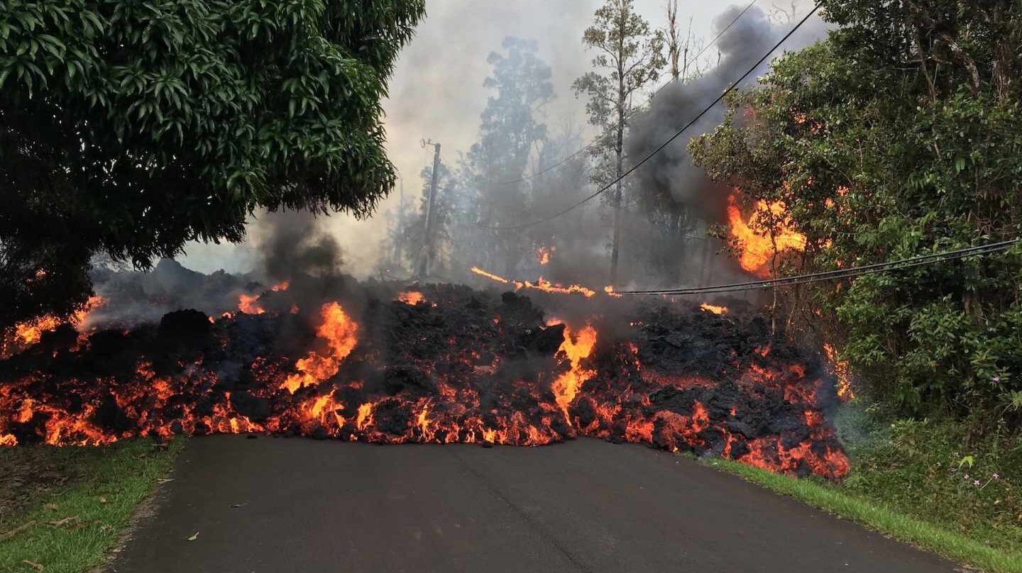Volcán Kilauea corta una carretera con lava en Hawái