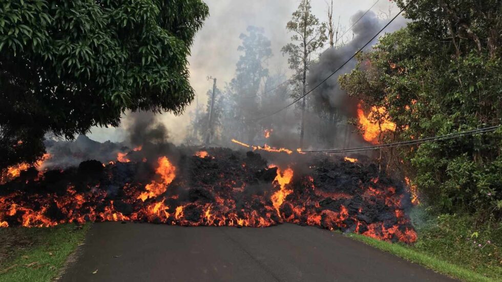 Volcán Kilauea corta una carretera con lava en Hawái