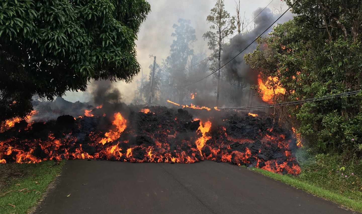 Volcán Kilauea corta una carretera con lava en Hawái