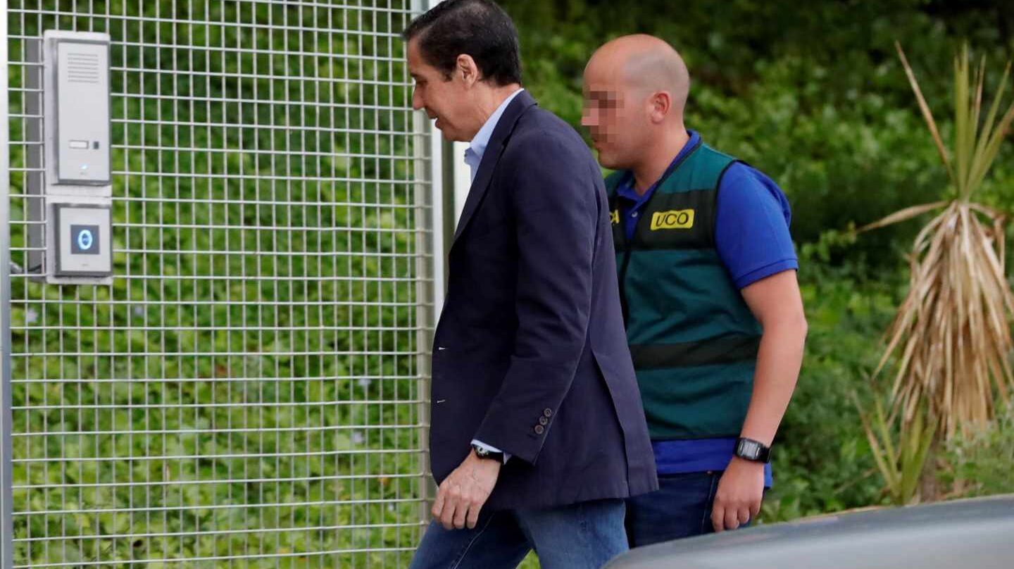 Eduardo Zaplana, trasladado a los calabozos por un agente de la UCO de la Guardia Civil.
